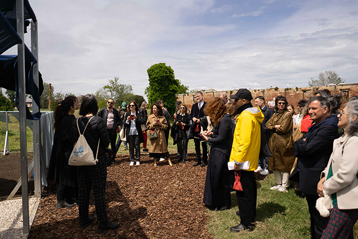 Alcantara参与的户外装置“苗床”：用人造材料来保护自然